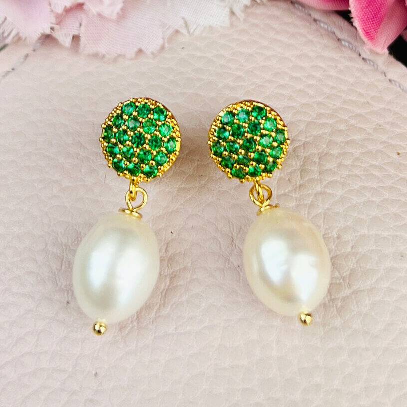 SchwesterSchwester Vergoldeter Ohrstecker mit dunkelgrünen Steinen und Süßwasserperle