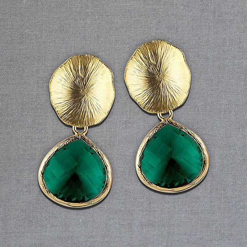 SchwesterSchwester Vergoldetes Lotusblatt als Ohrstecker mit funkelndem Tropfen in Smaragdgrün