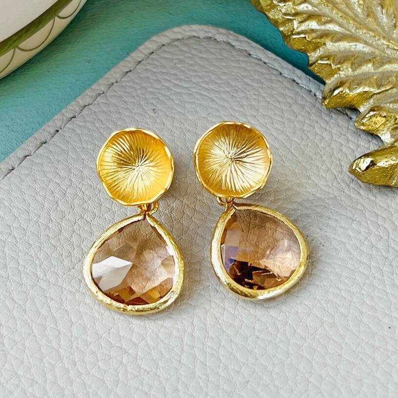 SchwesterSchwester Vergoldetes Lotusblatt als Ohrstecker mit funkelndem Tropfen in Champagner