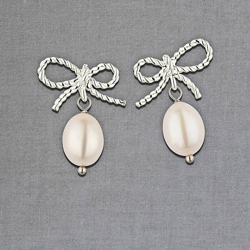 SchwesterSchwester Versilberte Schleifchenstecker mit edler Süßwasserperle