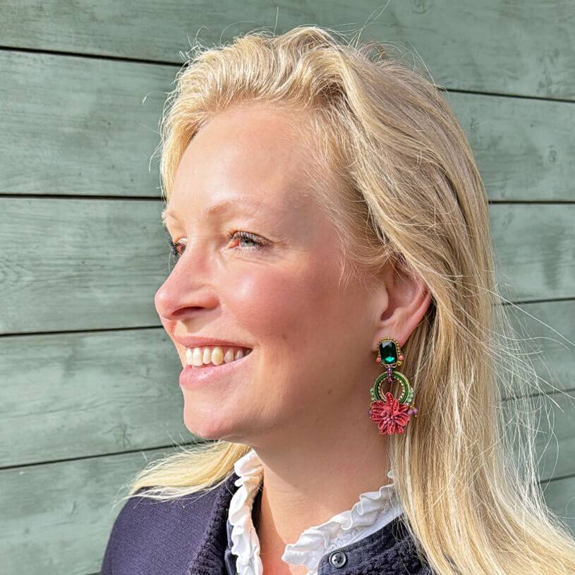 SchwesterSchwester Vorbestellbar - Raffinierte Blüten-Soutache-Ohrstecker In Grün Und Rotpink