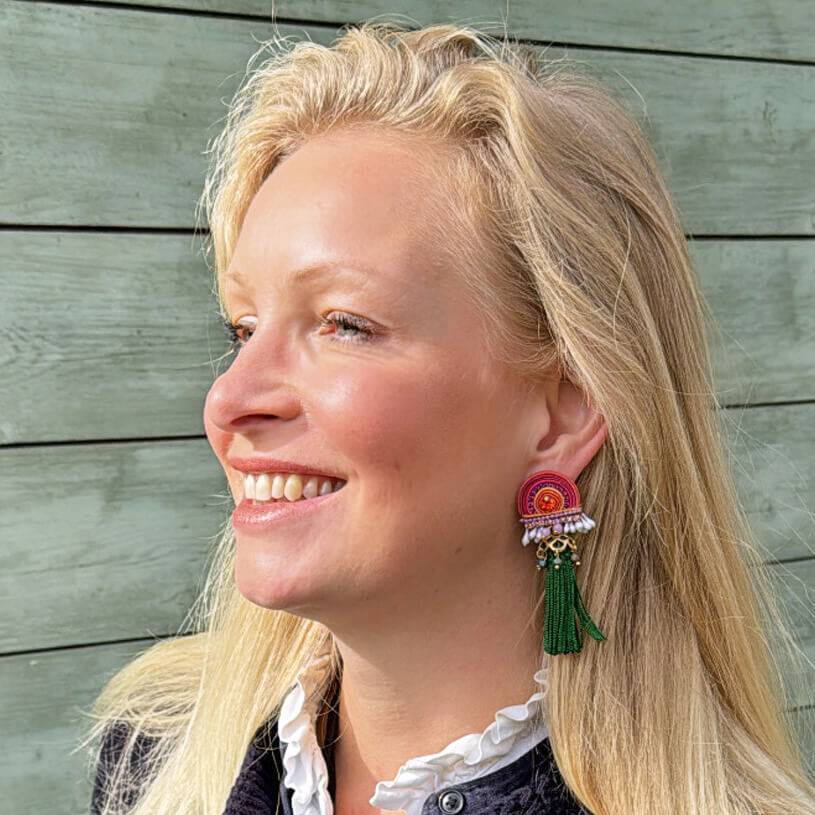 SchwesterSchwester Vorbestellbar - Verspielte Soutache-Ohrringe In Pink-Orange Mit Grüner Quaste