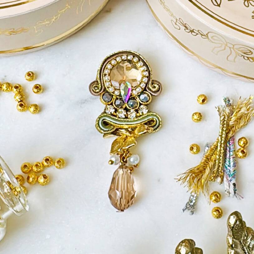 SchwesterSchwester Vorbestellbar - Zeitlose Soutache-Ohrstecker in Gold und Champagnertönen