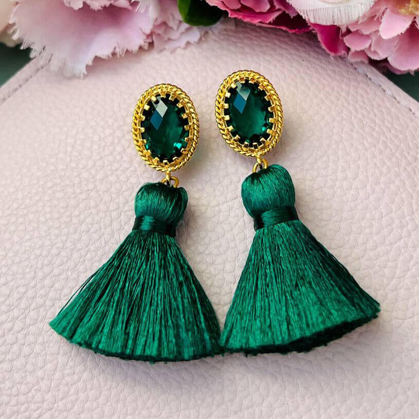 SchwesterSchwester Wunderschön funkelnde Quastenohrringe in Smaragdgrün von Janne v. d. Heide