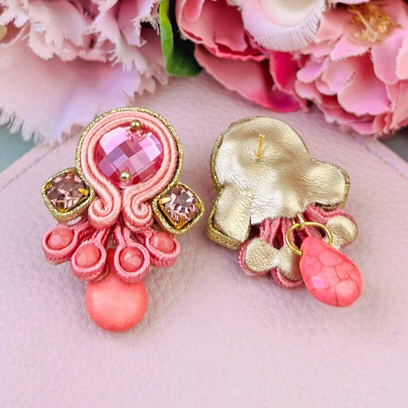 SchwesterSchwester Wunderschöne Kleine Soutache Ohrstecker In Gold Und Rosa