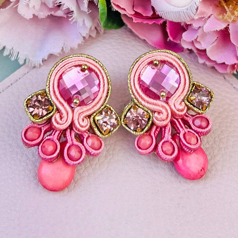 SchwesterSchwester Wunderschöne kleine Soutache Ohrstecker in Gold und Rosa
