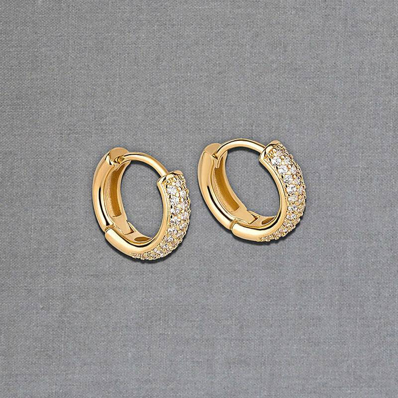 SchwesterSchwester Wunderschöne vergoldete Creolen mit funkelnden Kristallen von Janne v. d. Heide