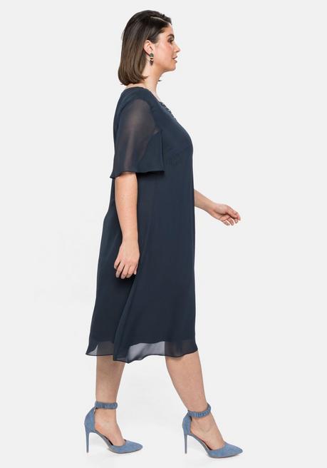Sheego Chiffonkleid Mit Schmucksteinen Am Ausschnitt - Nachtblau Sheego