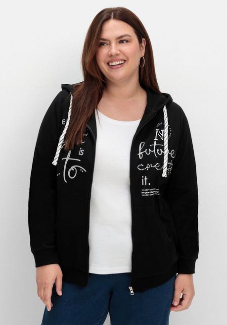 sheego Kapuzensweatjacke mit Print und Kängurutasche - schwarz sheego