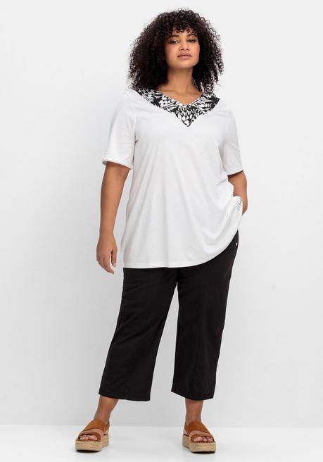 Sheego Shirt In A-Linie, Mit Breiter Blende Am V-Ausschnitt - Weiß Bedruckt Sheego