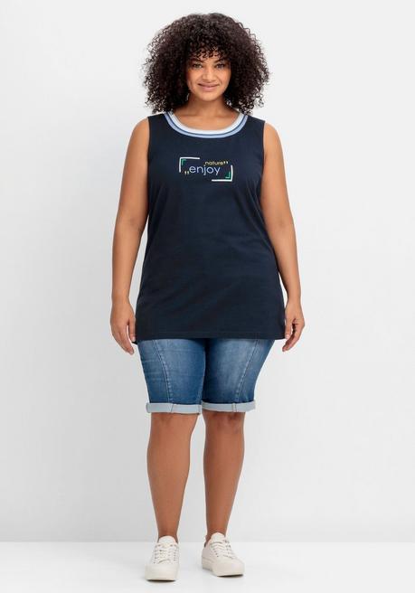 Sheego Top Mit Gestreifter Rippblende Und Wordingprint - Nachtblau Bedruckt Sheego