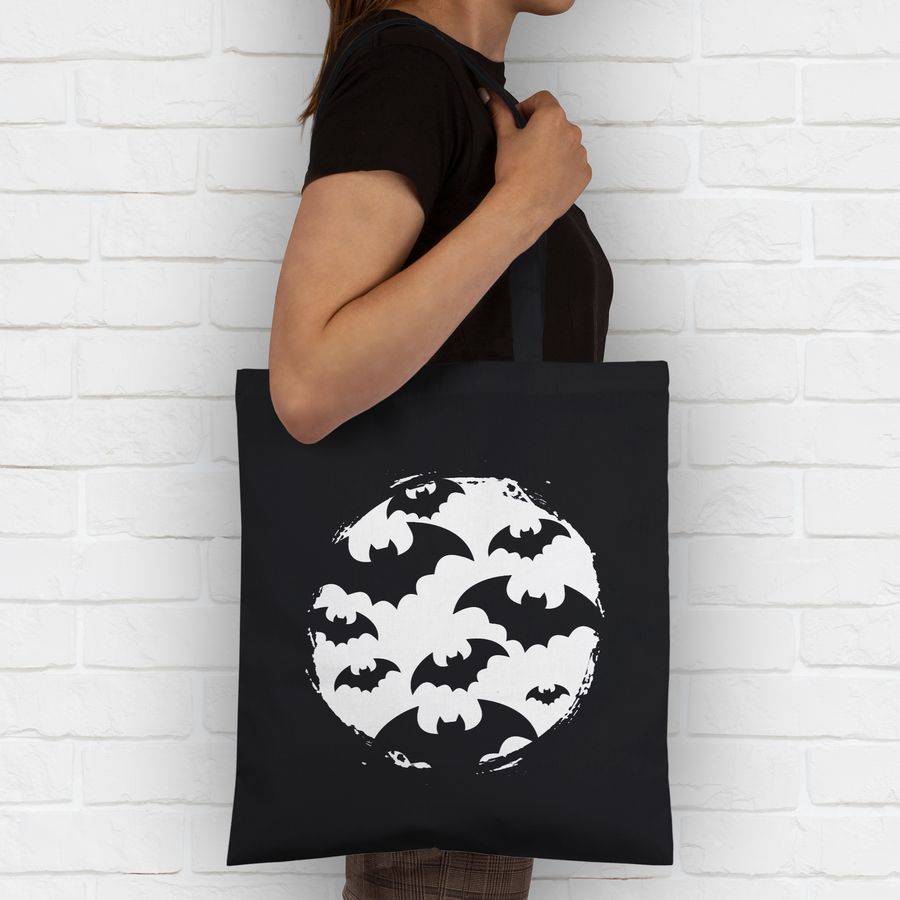 Shirtracer Geometrisches Motiv Mit Fledermäusen - Weiß Shirts & Mehr Shirtracer