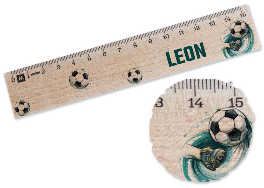 Shirtracer Holzlineal für Jungen zum Schulanfang mit Namen Fußballspieler Geschenk Einschulung Fußballfan Schulkind Lineal Holz Shirtracer