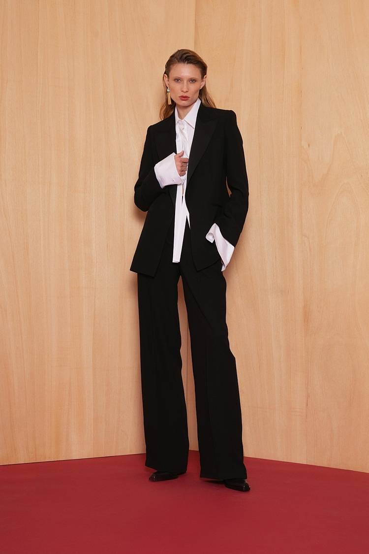 Sly 010 Knopfloser Smoking-Blazer Aus Crêpe-Envers-Satin