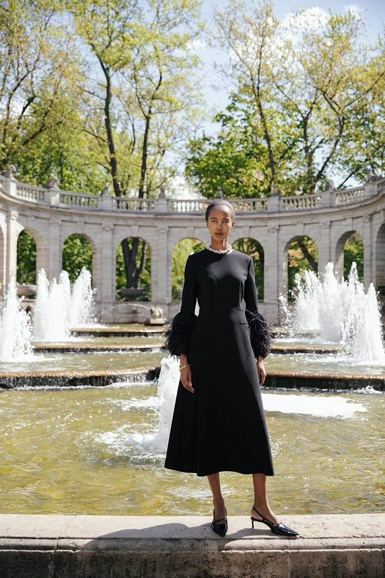 Sly 010 Langes Tailliertes Kleid Mit Federbesatz