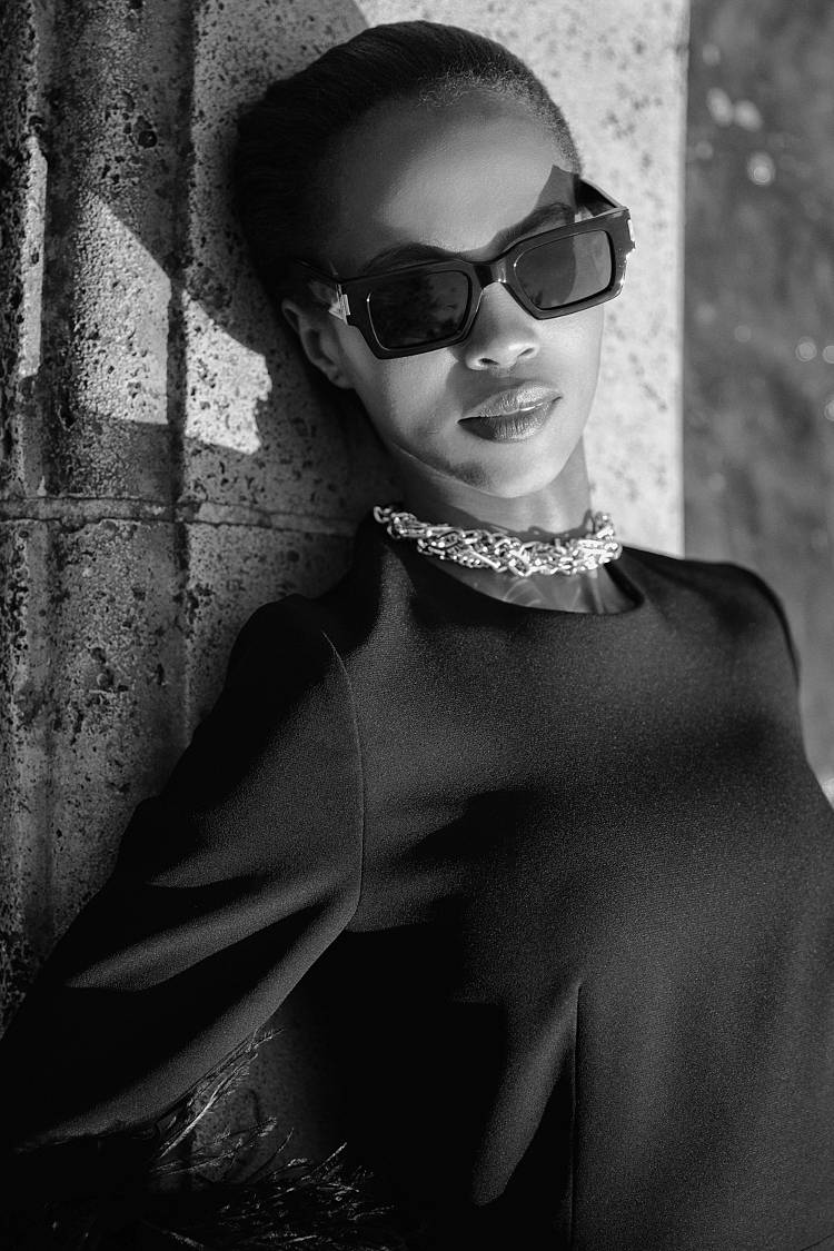 Sly 010 Langes Tailliertes Kleid Mit Federbesatz