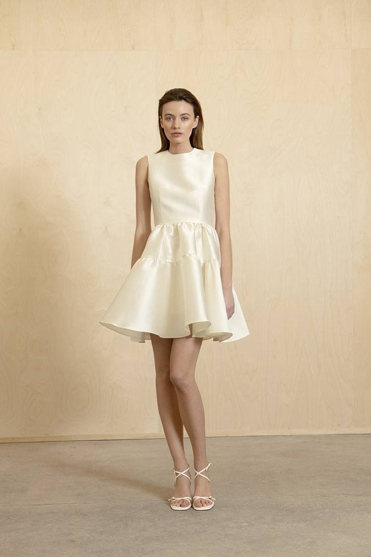 Sly 010 Romantisches Hochzeitskleid Mit Raffungen