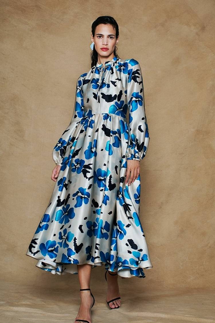 Sly 010 Tailliertes Midi-Kleid Aus Bedrucktem Seidensatin Mit Blumenmuster