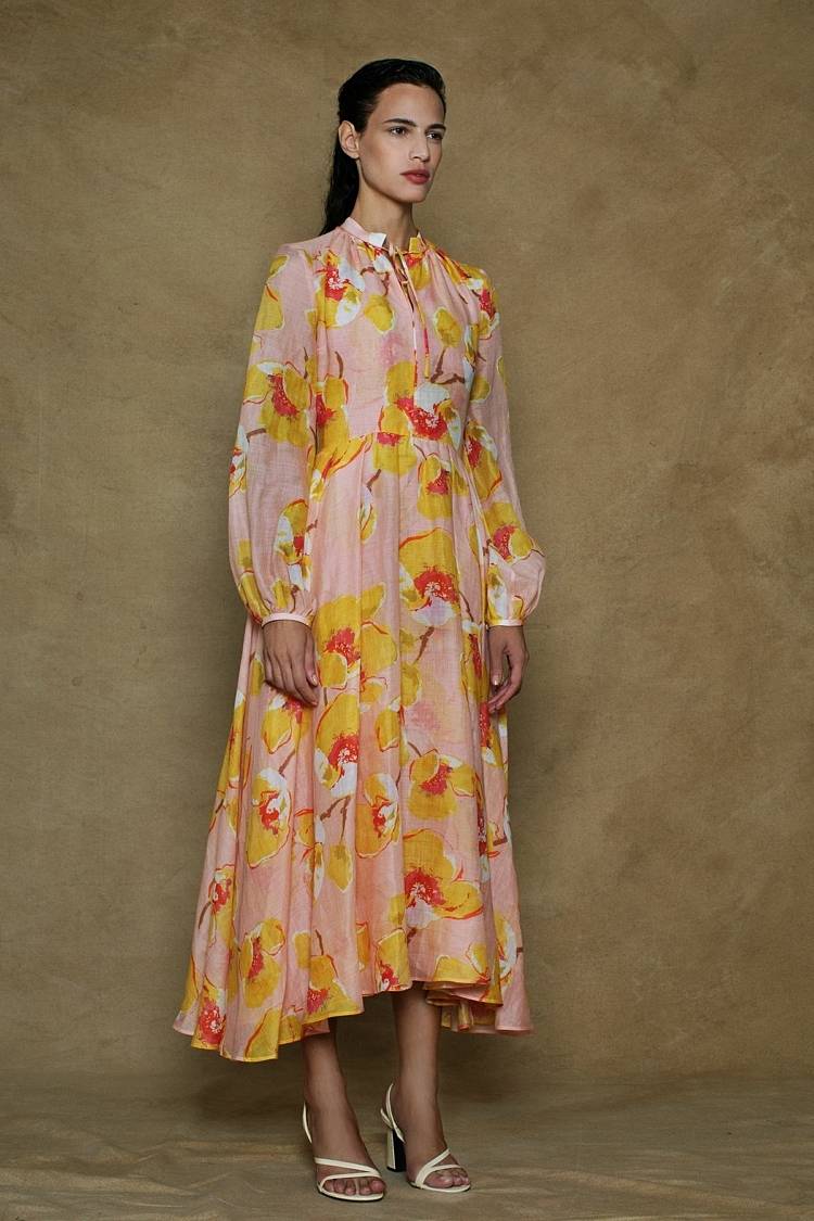 Sly 010 Tailliertes Midi-Kleid Aus Ramie Mit Blumendruck