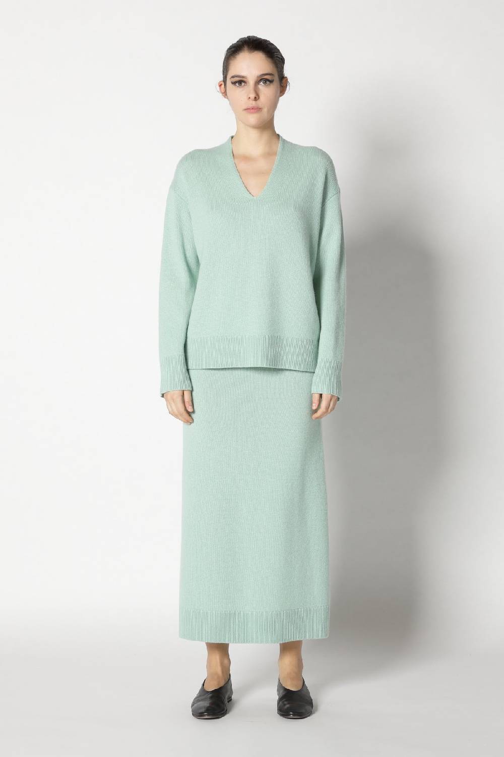 Sminfinity Pure V Neck + Loosely 1x1 Rib Scarf + Pure A Skirt