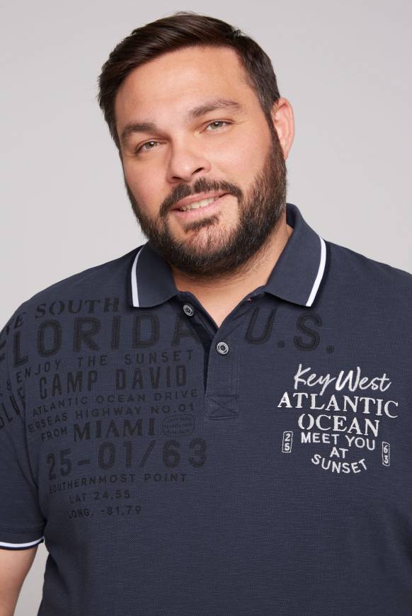 Soccx Kurzarmpolo Aus Pikee Mit Artwork Concrete Blue S