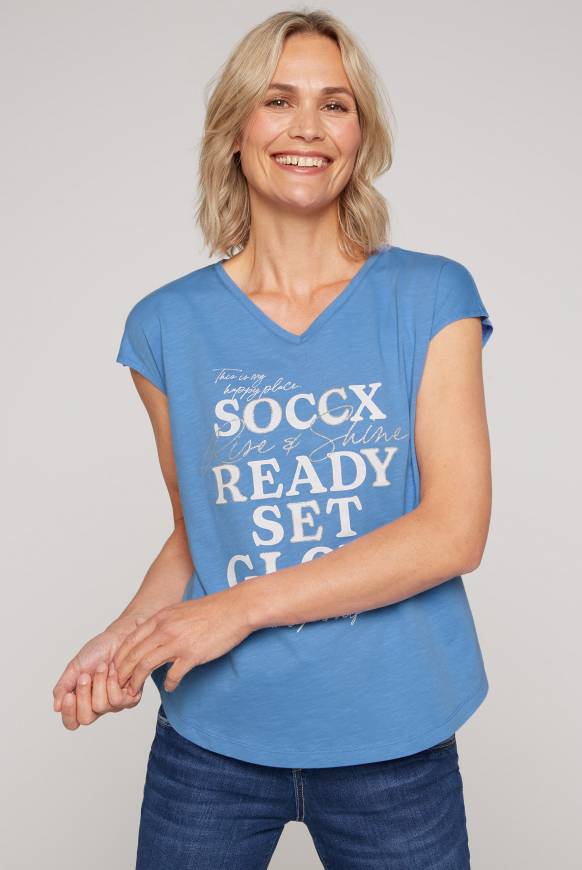 Soccx Shirt mit V-Ausschnitt und Wording Print airy blue