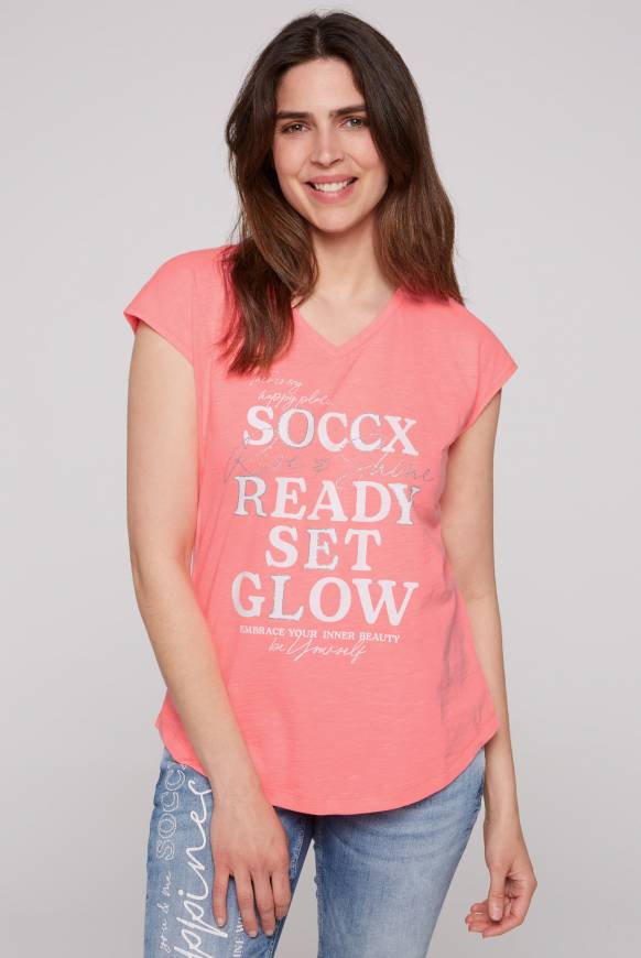 Soccx Shirt mit V-Ausschnitt und Wording Print neon pink