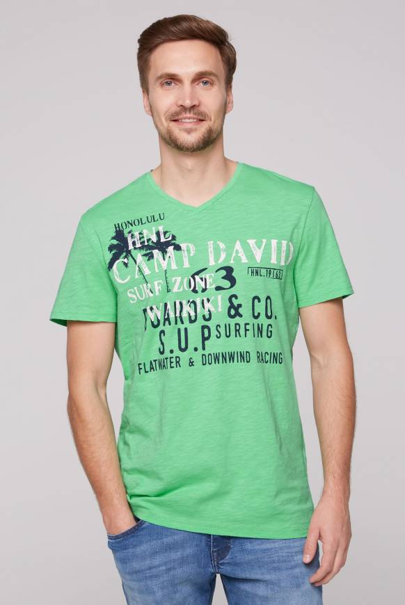 Soccx T-Shirt mit V-Neck und Print Artwork regatta green