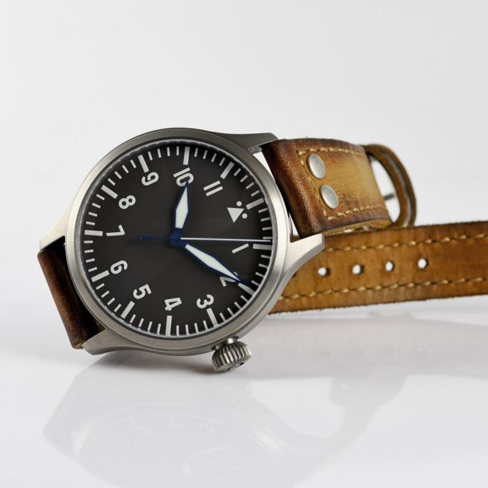 Steinhart Nav B-Uhr 44 Titan A Muster Zentralsekunde