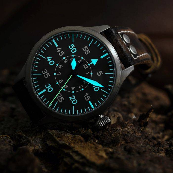 Steinhart Nav B-Uhr 44 Titan B Muster Zentralsekunde