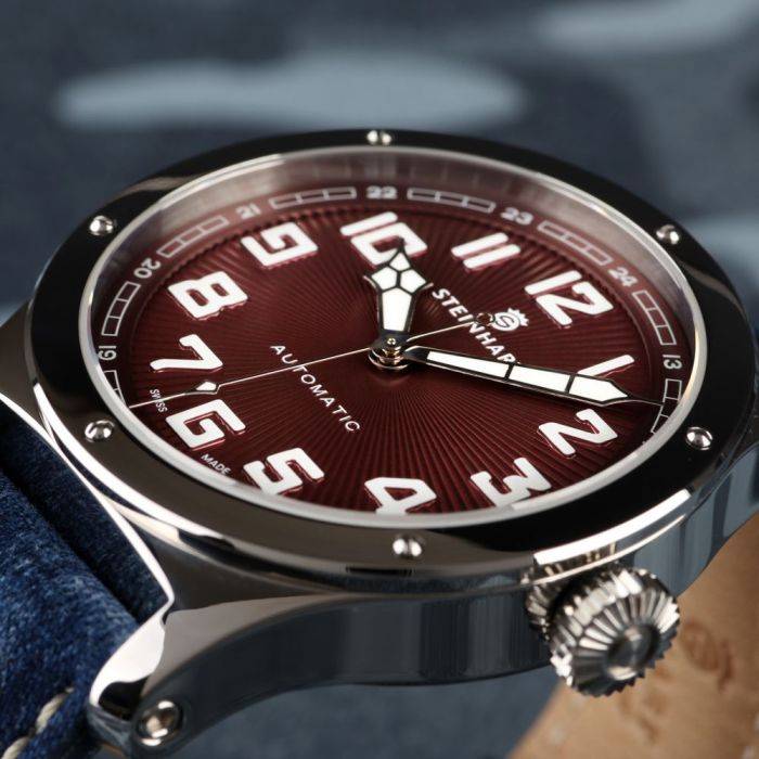 Steinhart Military 47 Automatic Red