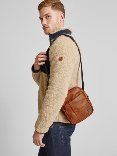Peek & Cloppenburg camel activeUmhängetasche mit Label-Patch Modell 'LAOS' in cognac