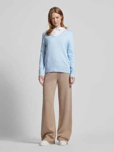 Peek & Cloppenburg Christian Berg WomanStrickpullover mit abgerundetem V-Ausschnitt in hellblau melange