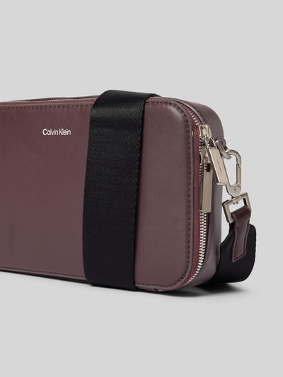 Peek & Cloppenburg CK Calvin KleinUmhängetasche Mit Label-Detail In Dunkelrot
