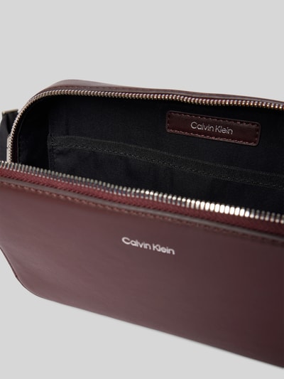 Peek & Cloppenburg CK Calvin KleinUmhängetasche Mit Label-Detail In Dunkelrot