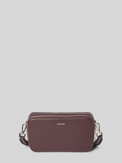 Peek & Cloppenburg CK Calvin KleinUmhängetasche mit Label-Detail in dunkelrot