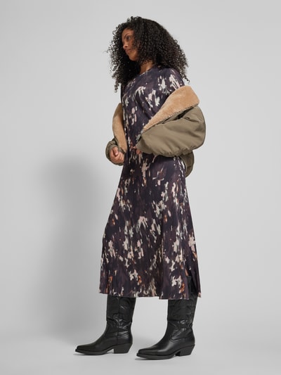 Peek & Cloppenburg Jake*s CasualMidikleid mit Plisseefalten und Rundhalsausschnitt in black