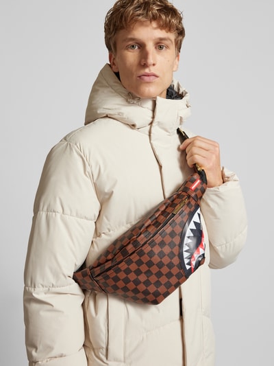 Peek & Cloppenburg SpraygroundCrossbody Bag mit Label-Badge Modell 'SIP LENTICULAR CHOMP' in mittelbraun