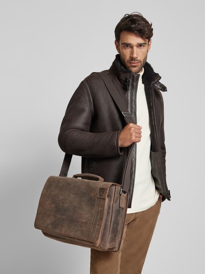 Peek & Cloppenburg StrellsonUmhängetasche aus Leder mit Label-Patch Modell 'Richmond' in dunkelbraun