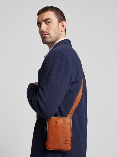 Peek & Cloppenburg StrellsonUmhängetasche mit Label-Badge Modell 'Hyde Park' in cognac