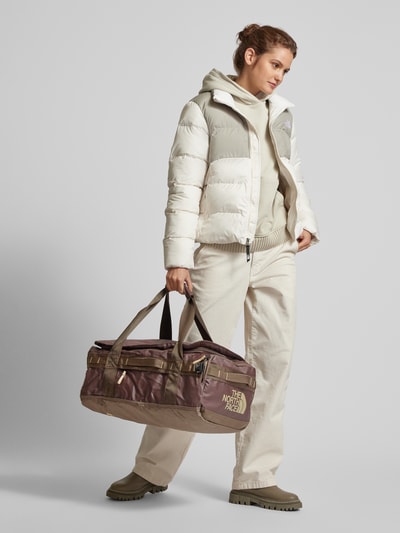 Peek & Cloppenburg The North FaceDuffle Bag mit Label-Print Modell 'BASE CAMP VOYAGER' in mittelbraun