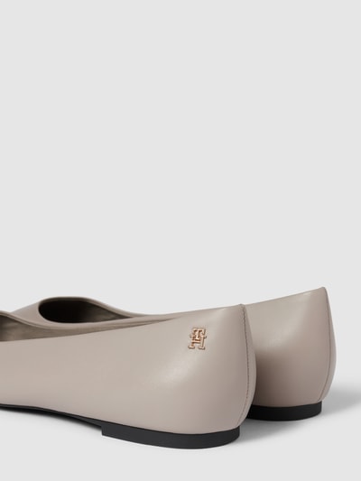 Peek & Cloppenburg Tommy HilfigerBallerinas Mit Label-Applikation Modell 'ESSENTIAL POINTED' In Taupe