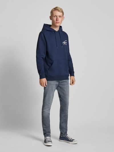 Peek & Cloppenburg Tommy JeansSlim Fit Jeans mit Label-Stitching Modell 'AUSTIN' in mittelgrau