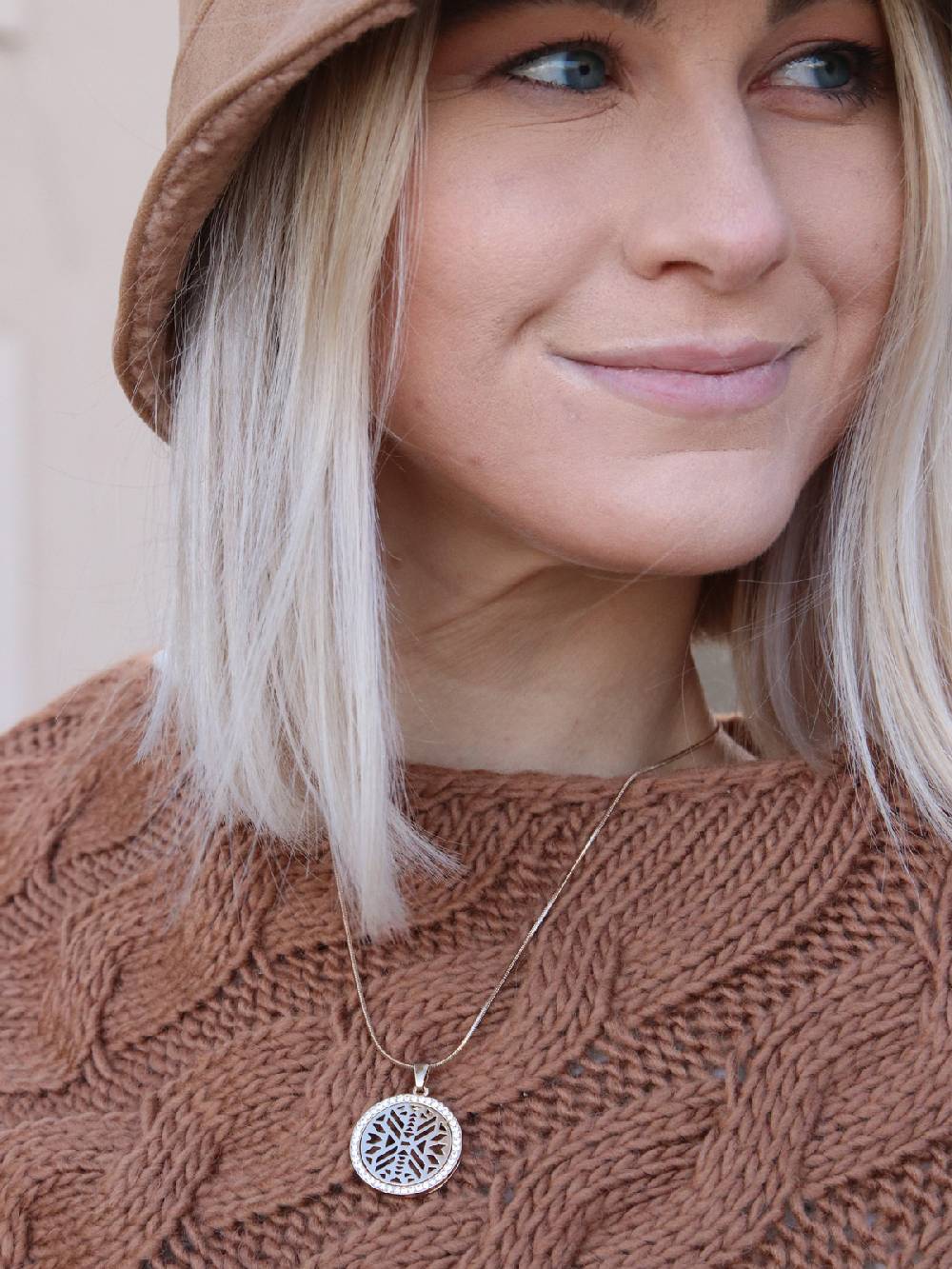 Stylebreaker Halskette Mit Rundem Ethno Anhänger & Strass