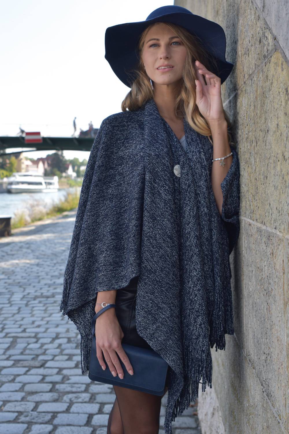Stylebreaker Strick Cape Mit Glitzerfäden