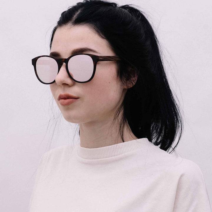 Take A Shot The Red Queen Walnussholz I Polarized