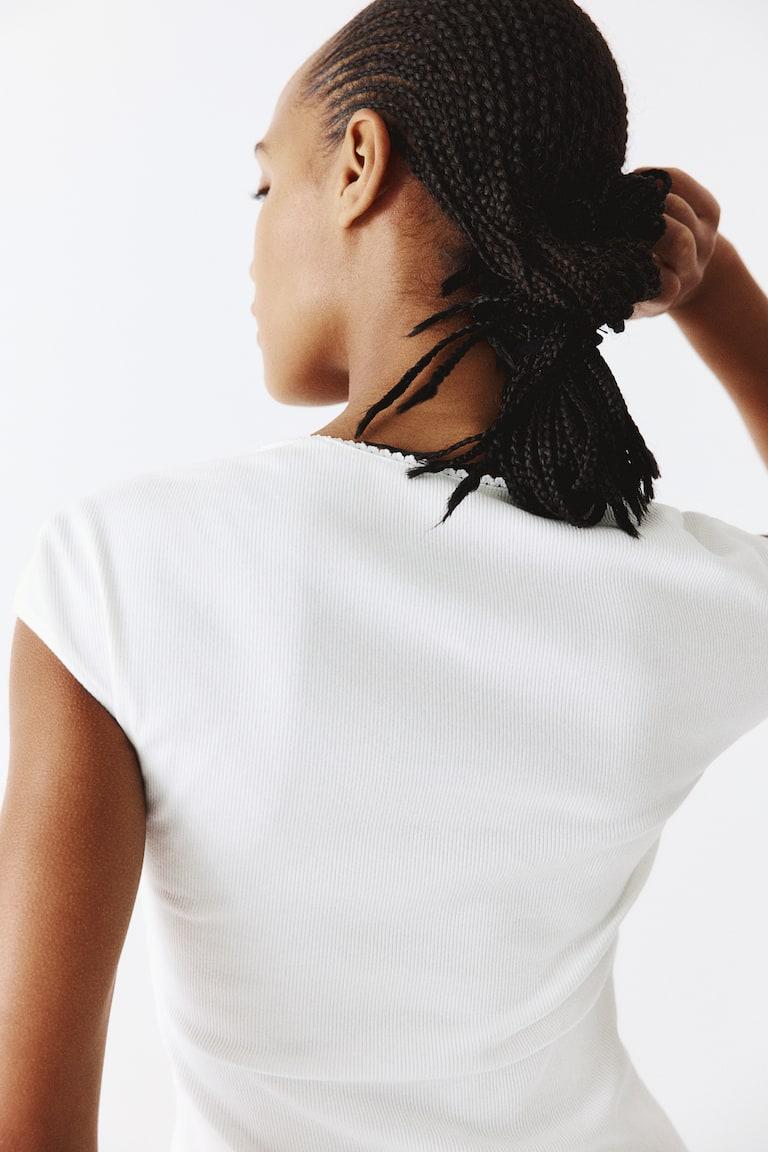 H&M Geripptes Shirt Mit Sweetheart-Ausschnitt