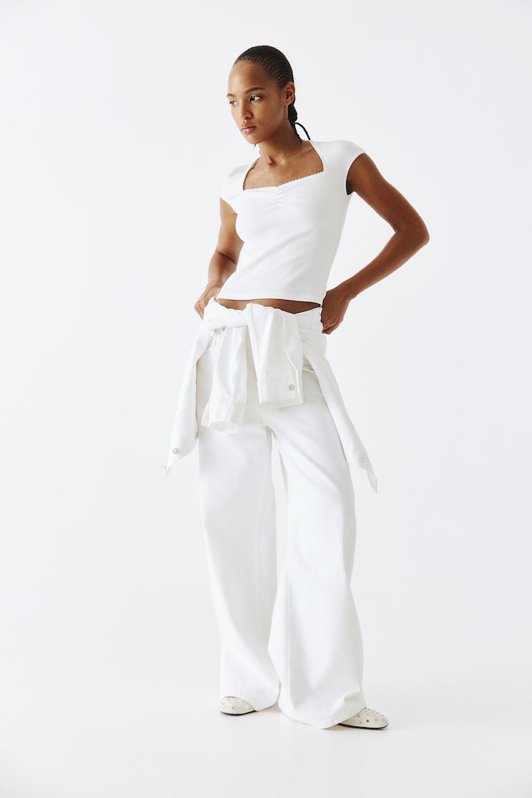 H&M Geripptes Shirt Mit Sweetheart-Ausschnitt