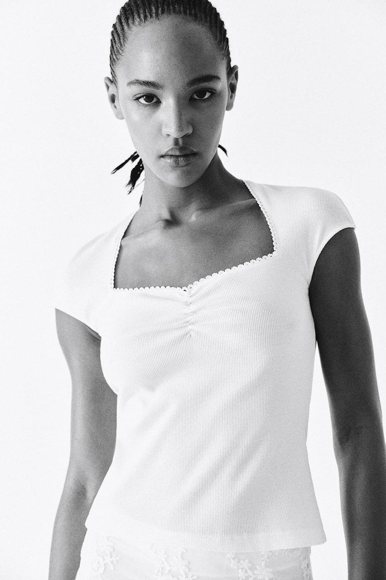 H&M Geripptes Shirt mit Sweetheart-Ausschnitt