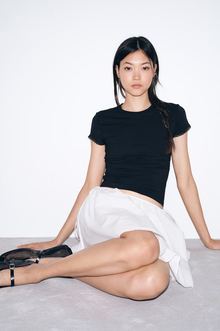 H&M Geripptes T-Shirt mit Spitzenborten